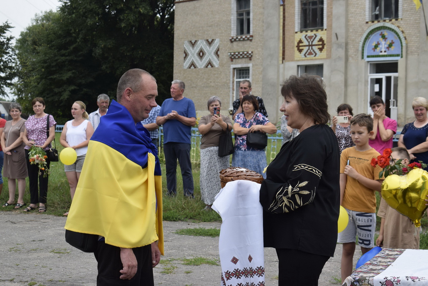 Обійми, прапори та квіти: усім селом на Вінниччині зустрічали воїна після полону - фото 4