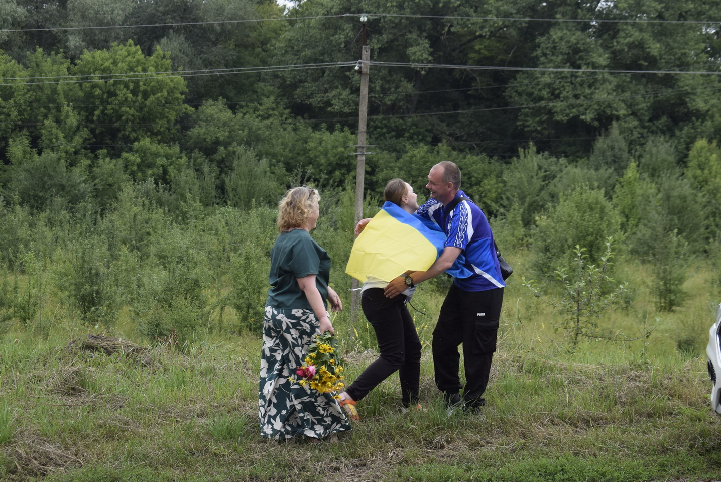 Обійми, прапори та квіти: усім селом на Вінниччині зустрічали воїна після полону - фото 10