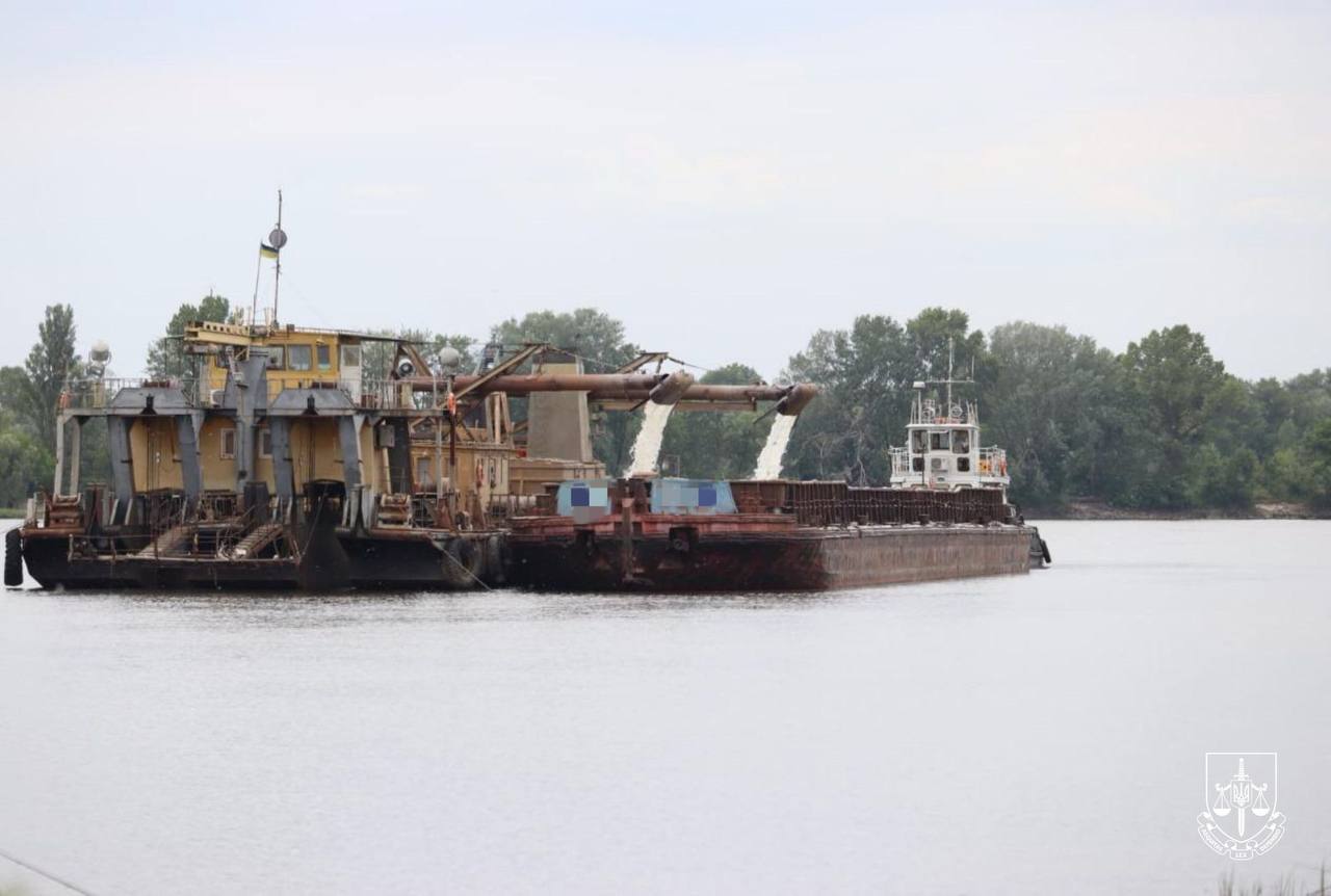 На Київщині працівники спецпідприємства незаконно видобули 8 тис тон піску з річки Десна