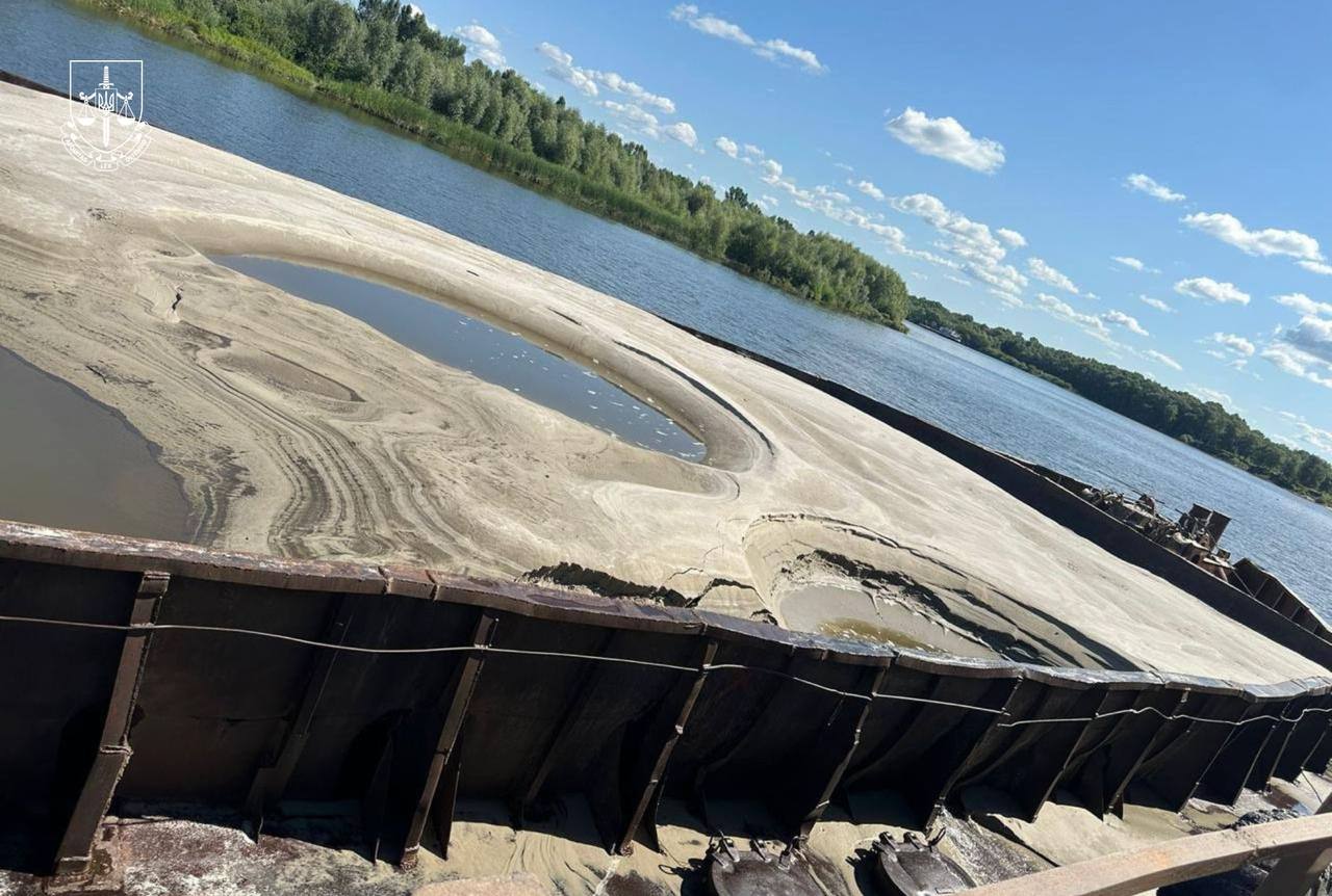 На Київщині працівники спецпідприємства незаконно видобули 8 тис тон піску з річки Десна - фото 4