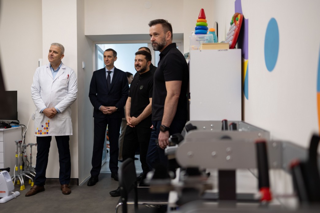 Зеленський поспілкувався з учнями Школи Супергероїв в одній із лікарень на Київщині