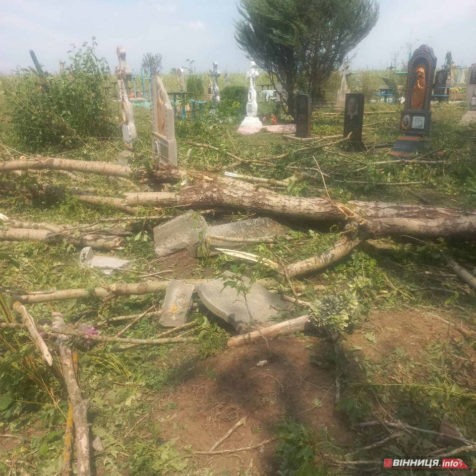 Негода пошкодила десятки пам’ятників на кладовищі в селі на Вінниччині - фото 2
