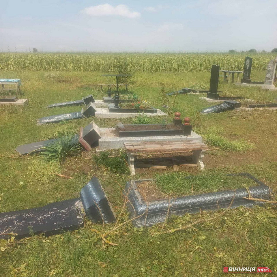 Негода пошкодила десятки пам’ятників на кладовищі в селі на Вінниччині