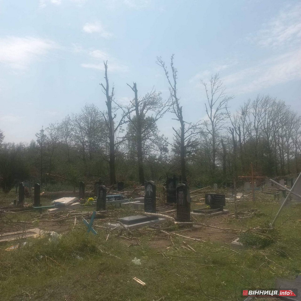 Негода пошкодила десятки пам’ятників на кладовищі в селі на Вінниччині - фото 3