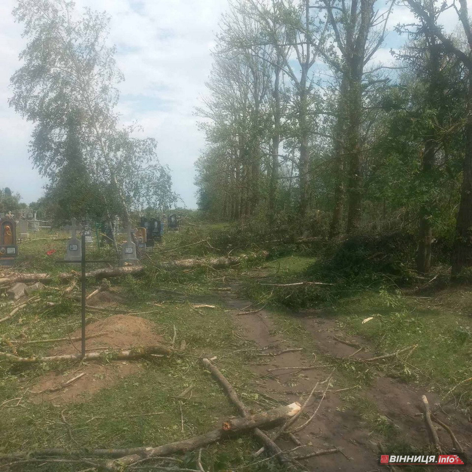 Негода пошкодила десятки пам’ятників на кладовищі в селі на Вінниччині - фото 4