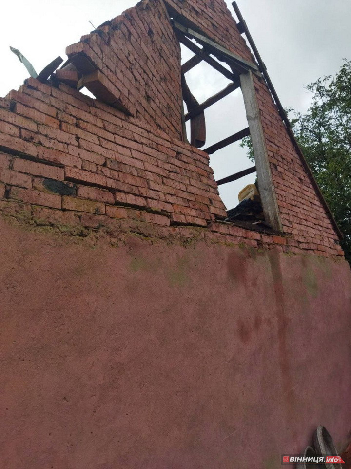 Негода пошкодила десятки пам’ятників на кладовищі в селі на Вінниччині - фото 3