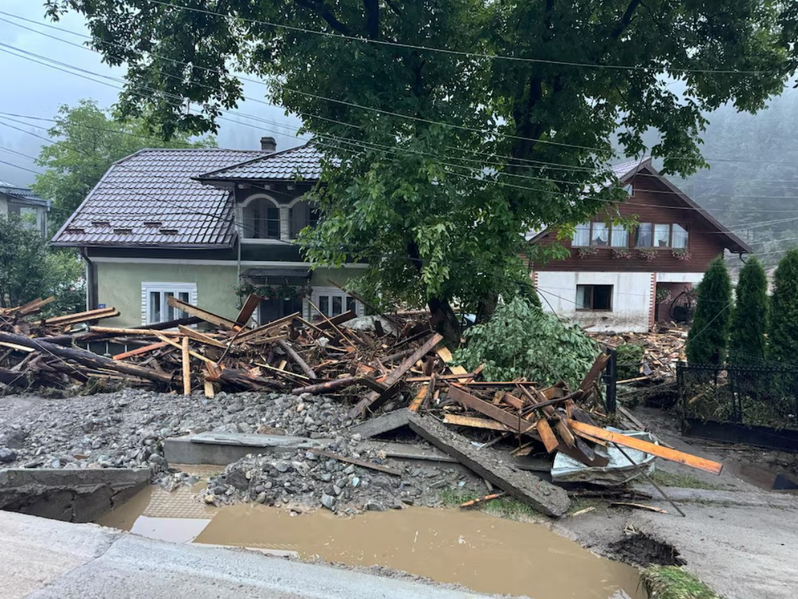 Повінь на північному сході Румунії: є загиблі, зруйновані мости та заблоковані села - фото 2
