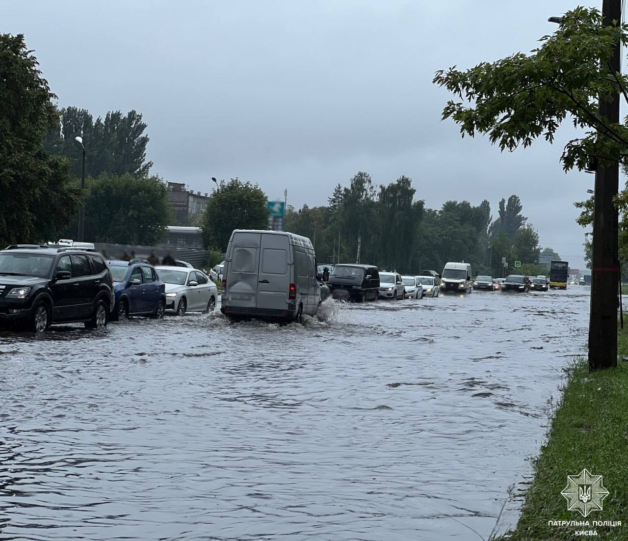 У Києві злива ускладнила рух вулицями міста - фото 2