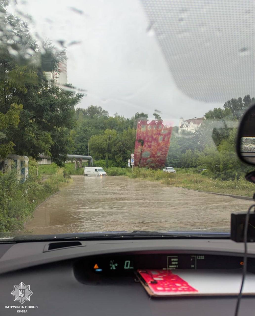 У Києві злива ускладнила рух вулицями міста