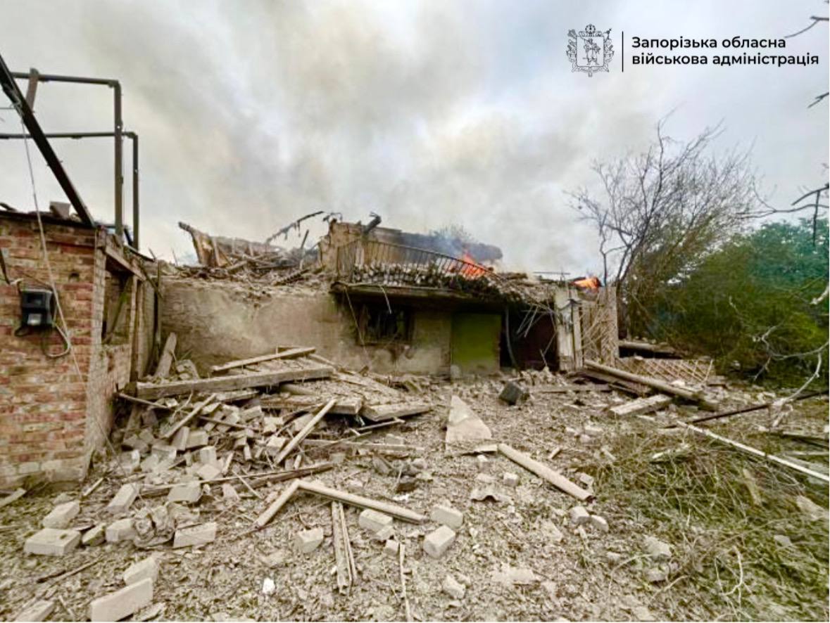 У Запорізькому районі через бомбовий удар поранений хлопець і жінка