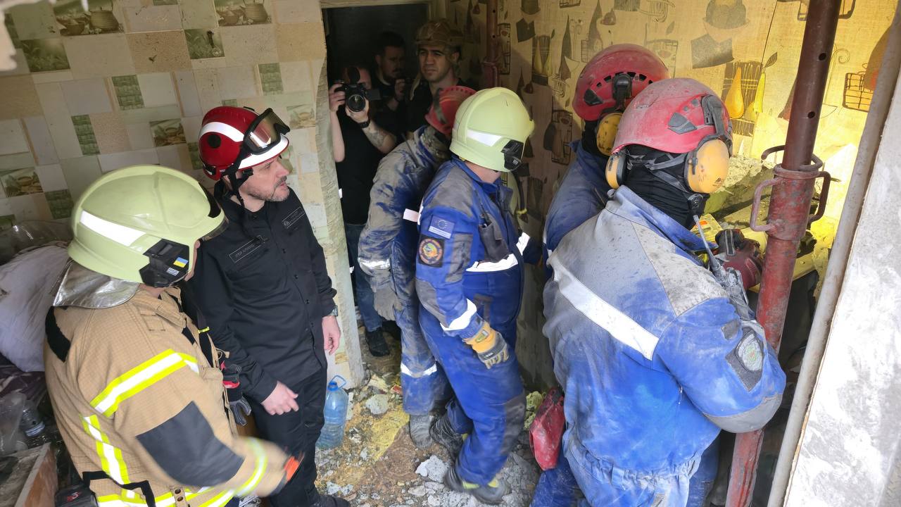 Атака на Київ: ДСНСники врятували чоловіка, який впав з 2 поверху на 1 та опинився між конструкціями - фото 3