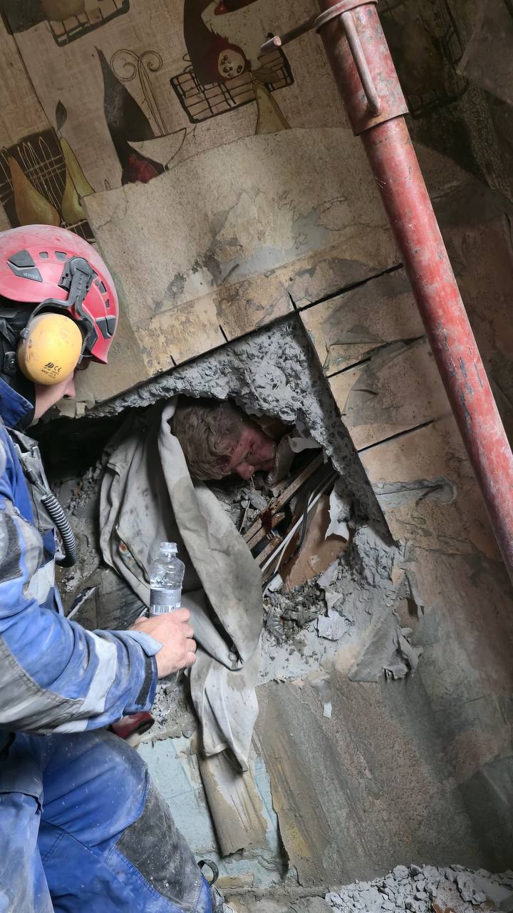 Живий: з-під завалів у Києві дістали чоловіка - фото 3