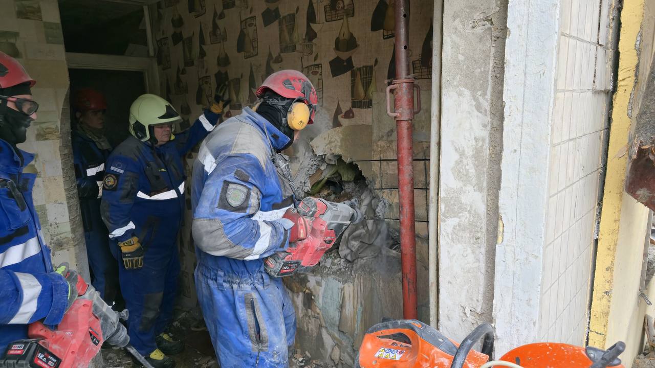 Живий: з-під завалів у Києві дістали чоловіка