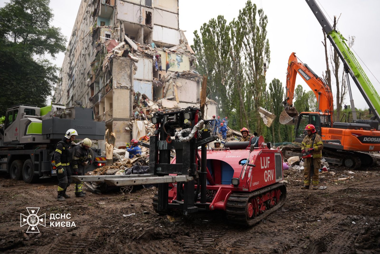 Рятувальники шукають людей під завалами у Святошинському районі - фото 2