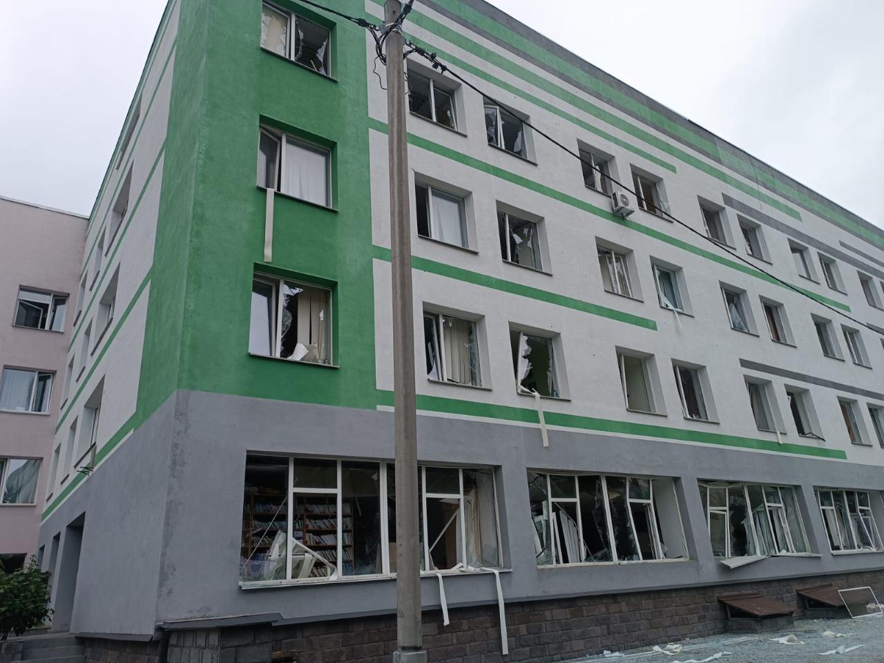 У столиці під час обстрілів пошкоджено 3 медичних заклади - фото 4