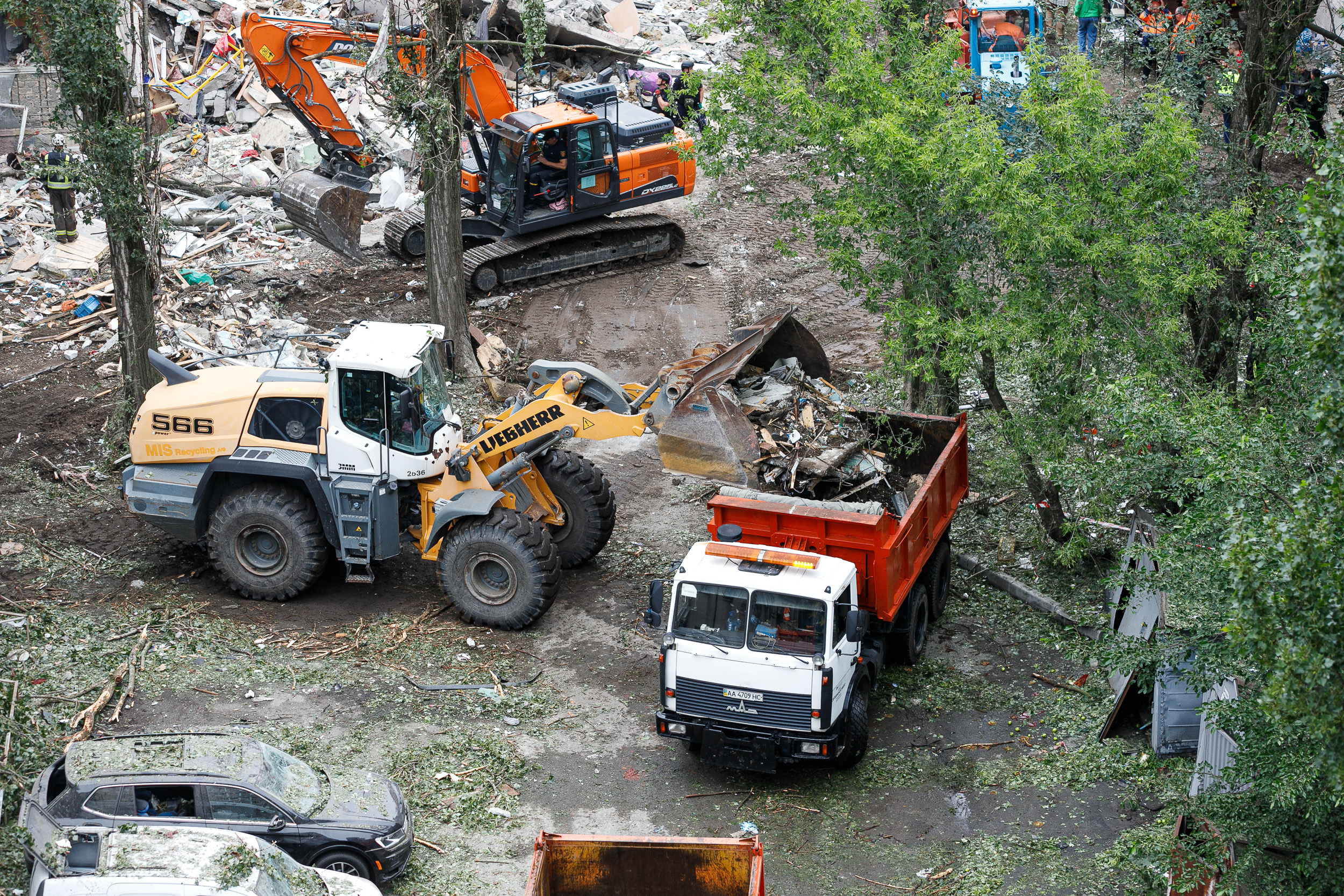 Комунальні служби оперативно долають наслідки нічної атаки на столицю - фото 4