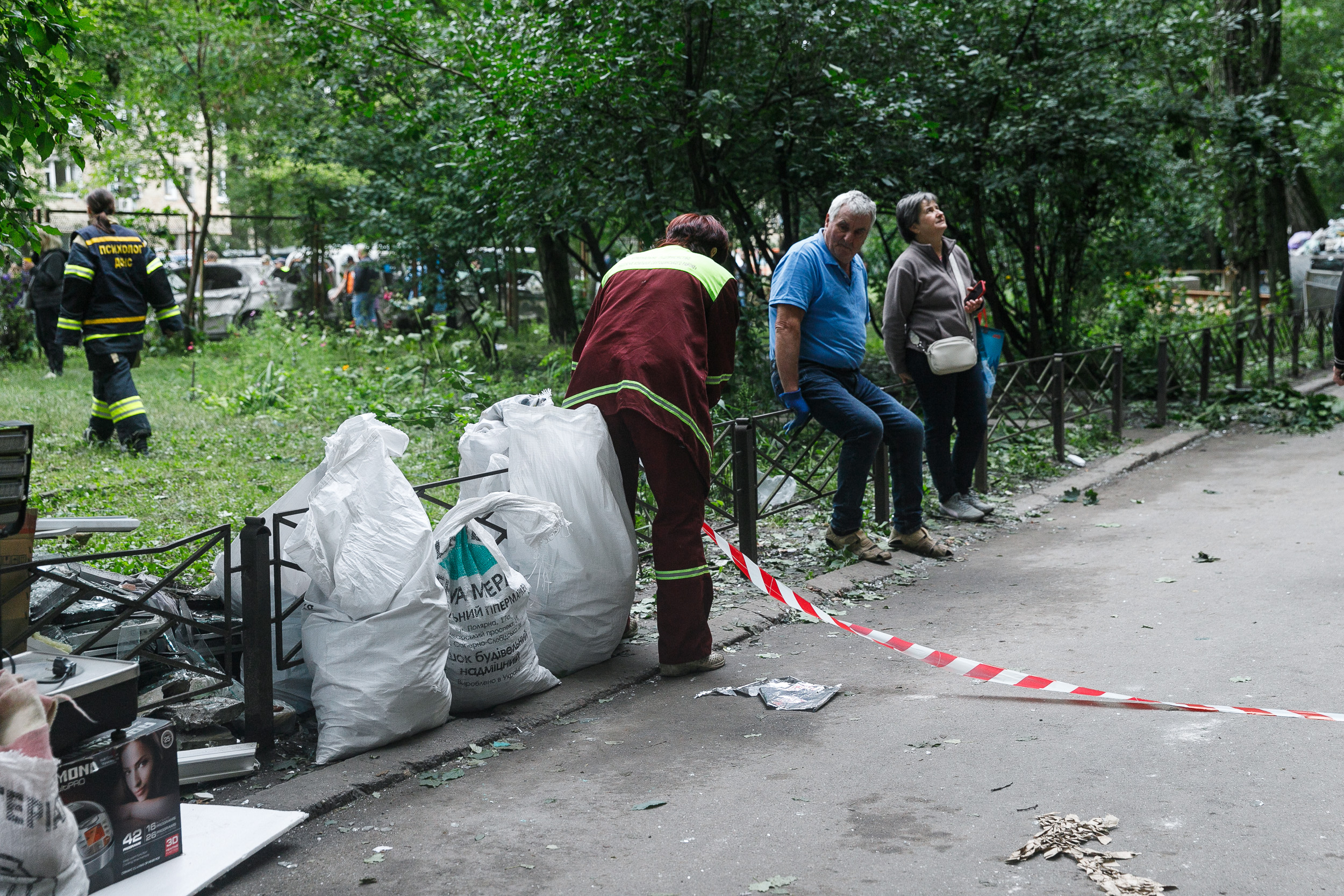 Комунальні служби оперативно долають наслідки нічної атаки на столицю - фото 7