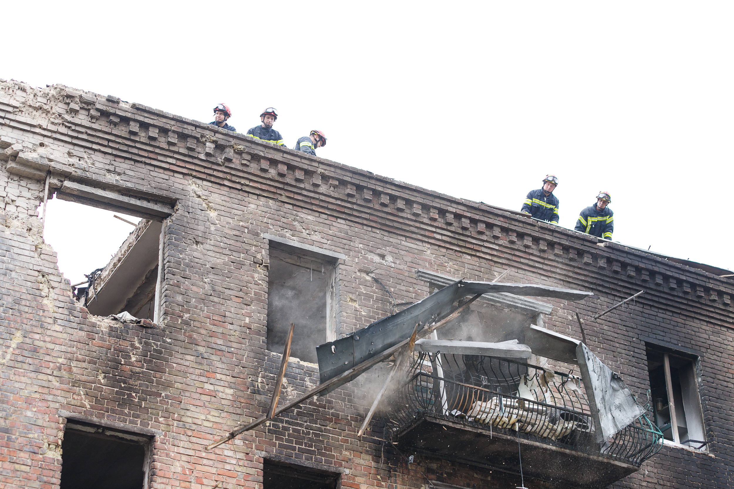 Комунальні служби оперативно долають наслідки нічної атаки на столицю - фото 10