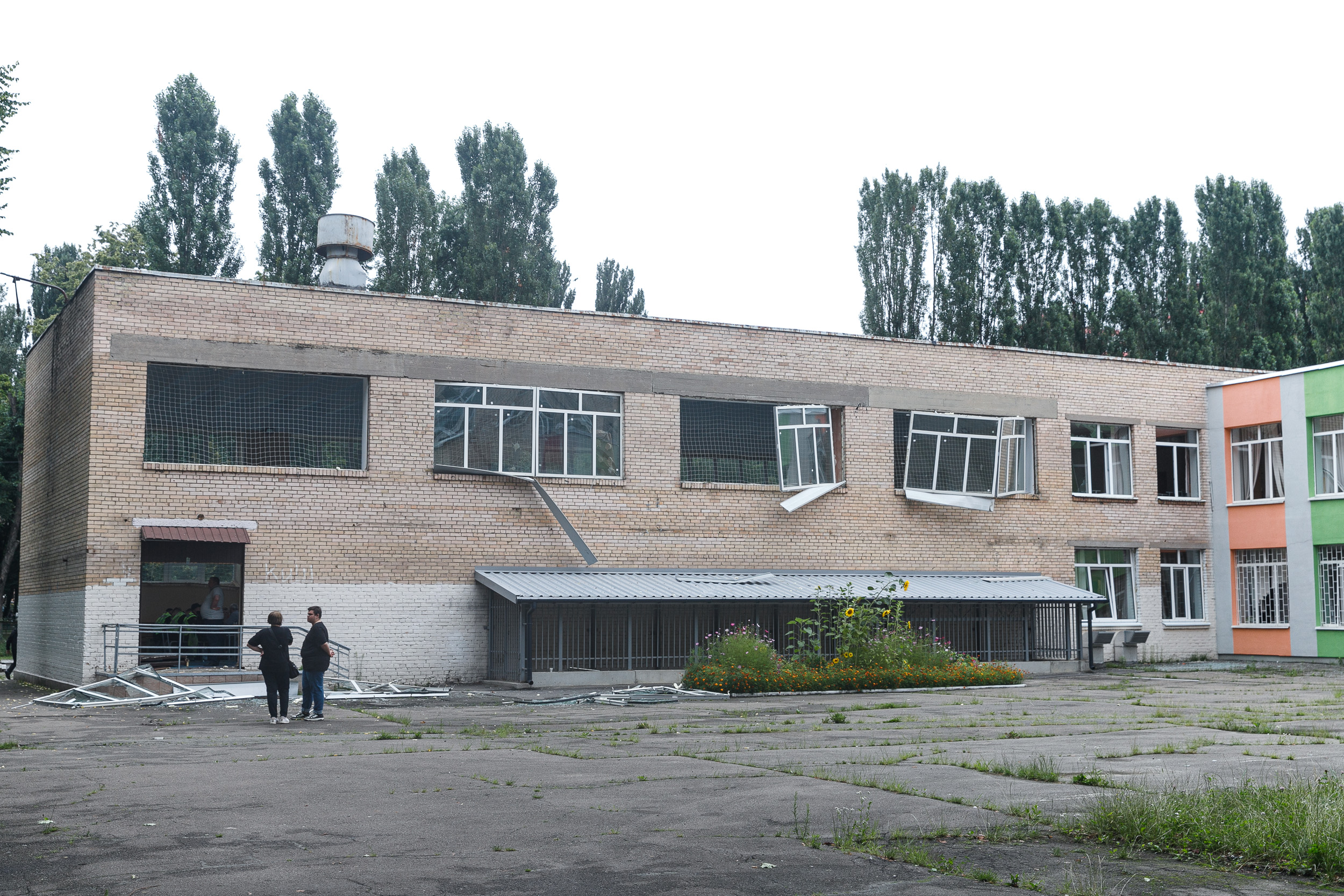 Комунальні служби оперативно долають наслідки нічної атаки на столицю - фото 13