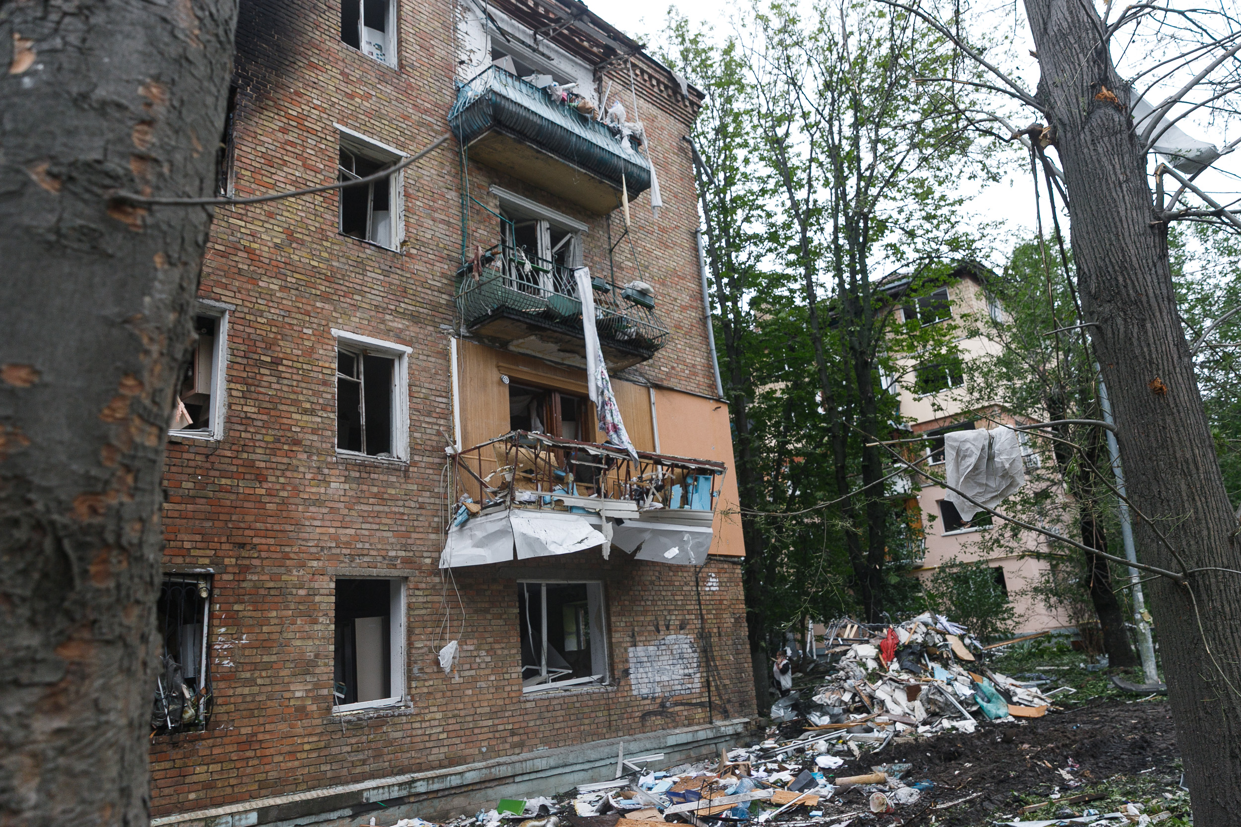 Комунальні служби оперативно долають наслідки нічної атаки на столицю - фото 14