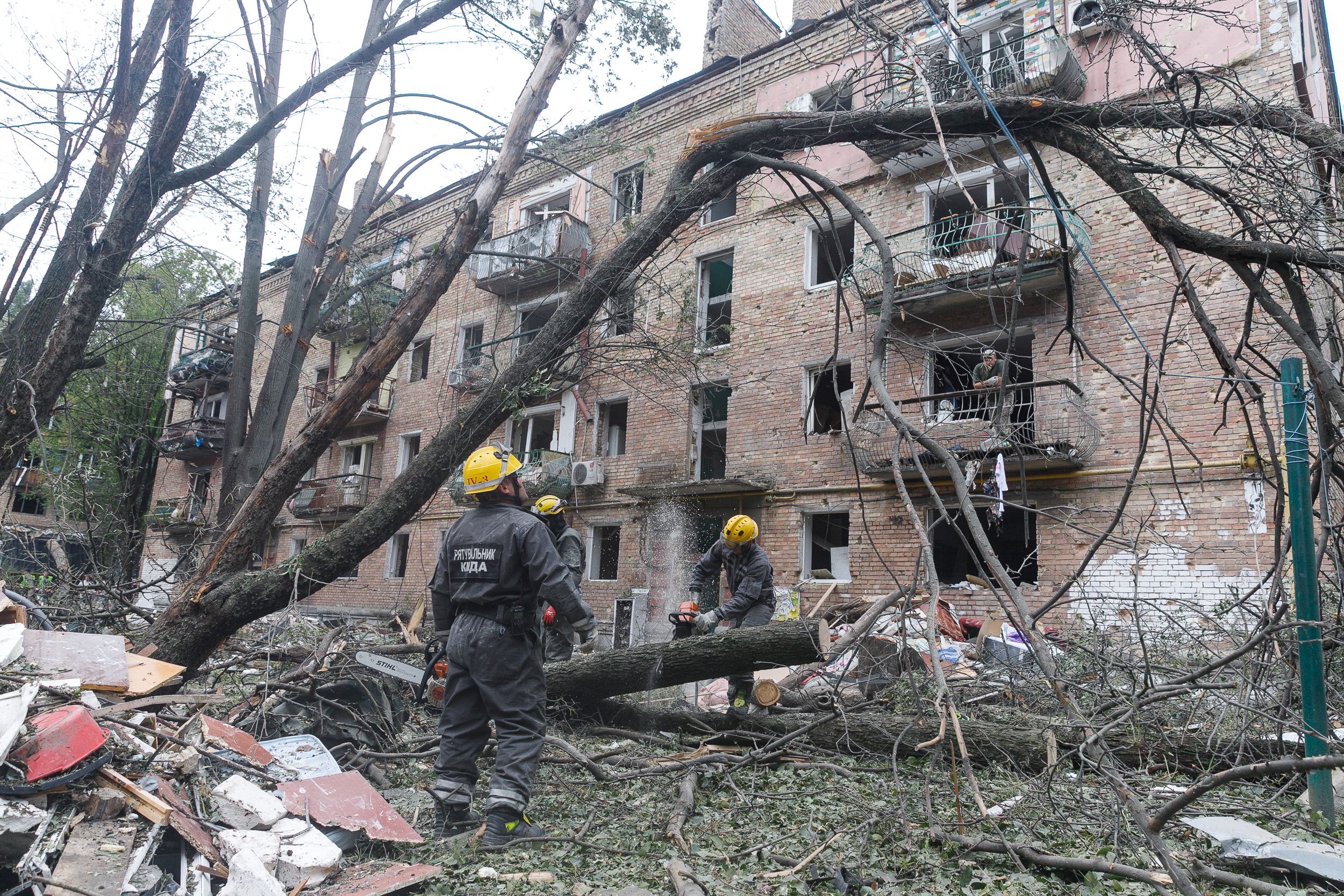 Комунальні служби оперативно долають наслідки нічної атаки на столицю - фото 15