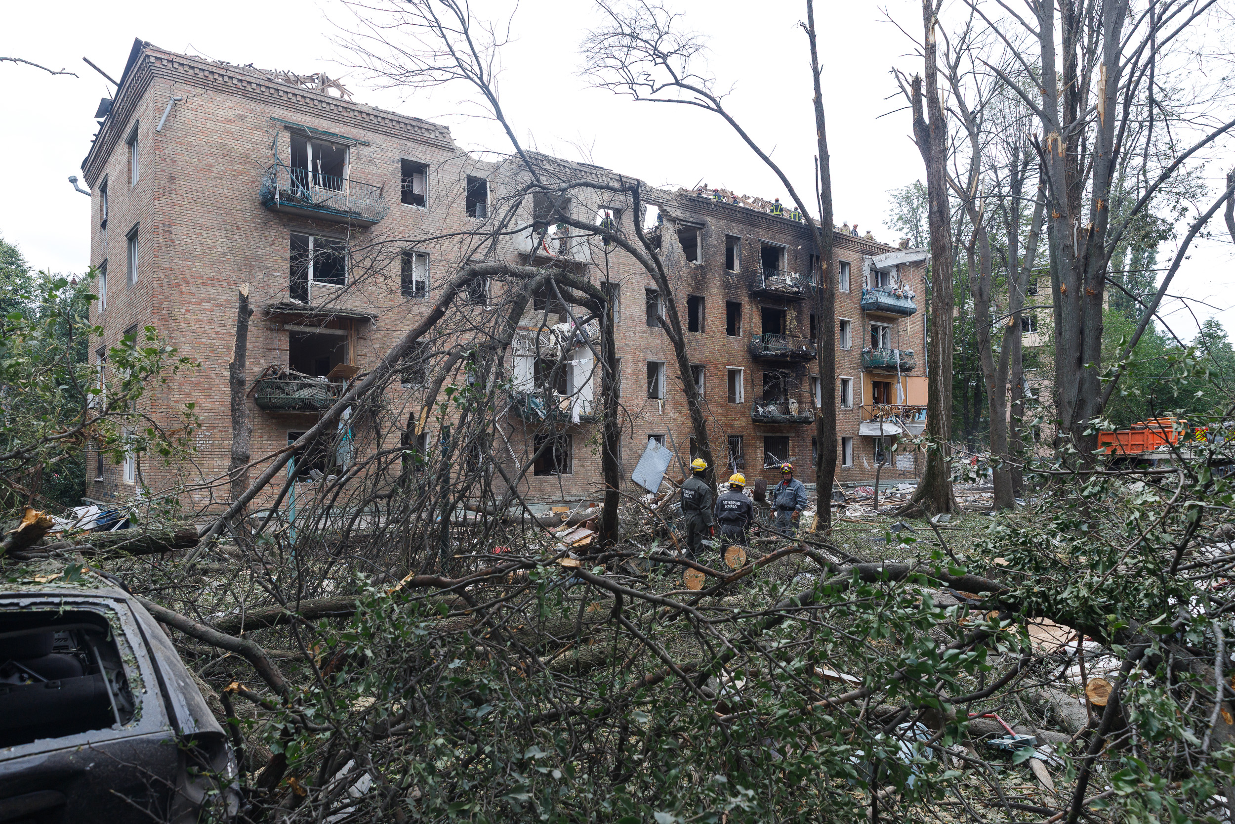 Комунальні служби оперативно долають наслідки нічної атаки на столицю - фото 16