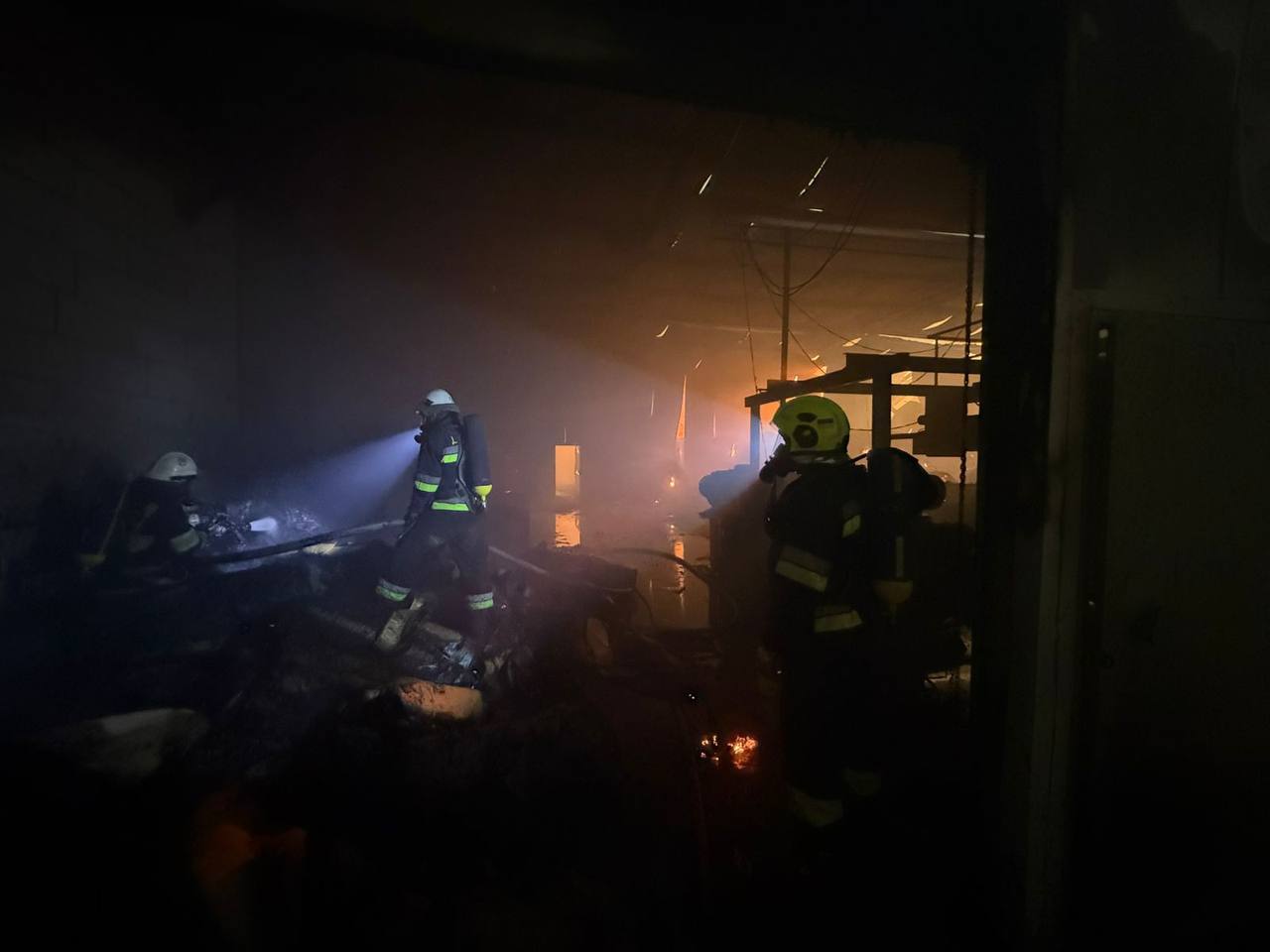На Київщині триває ліквідація пожежі на меблевому підприємстві після атаки БпЛА - фото 3