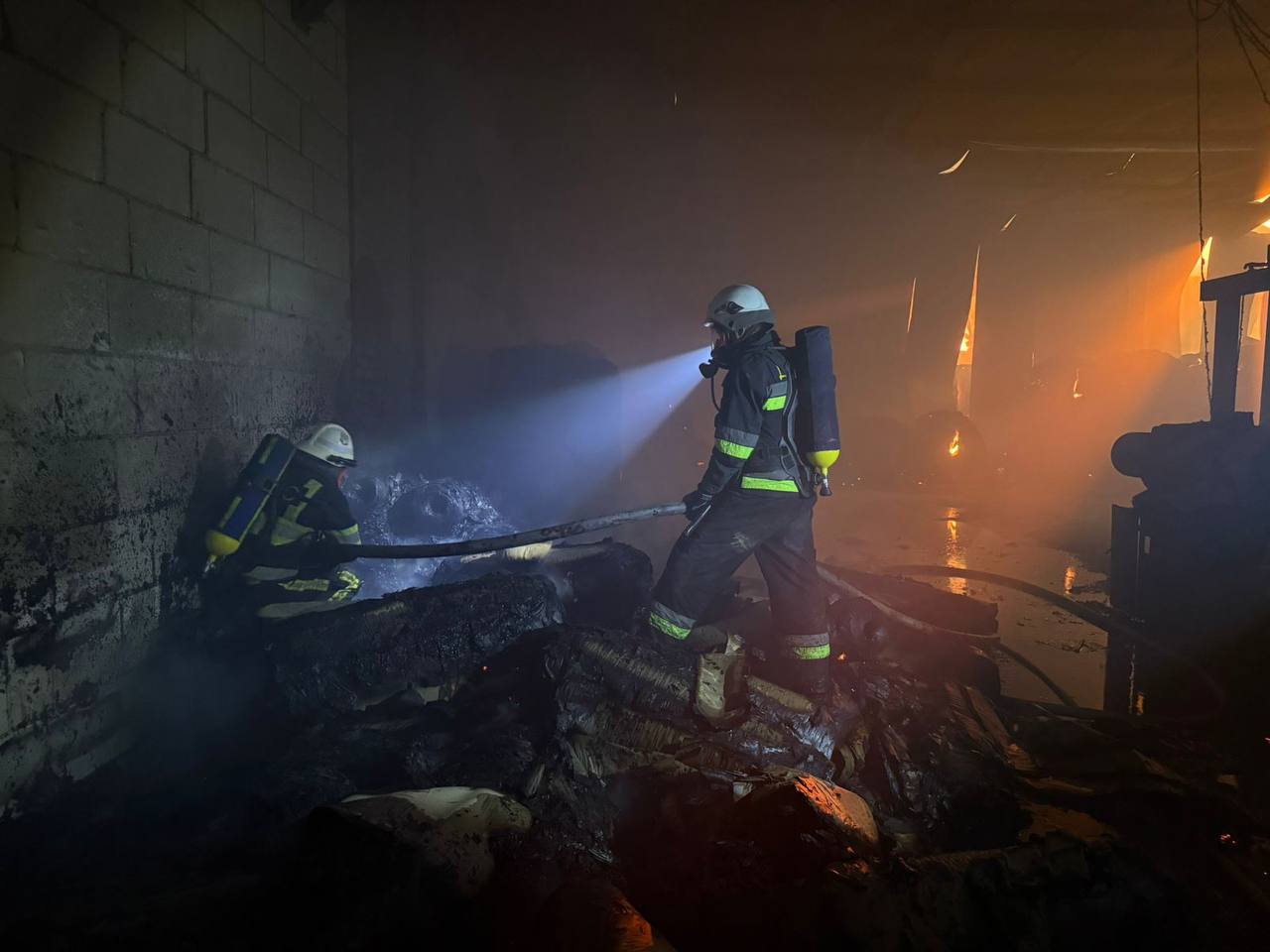 На Київщині триває ліквідація пожежі на меблевому підприємстві після атаки БпЛА - фото 2