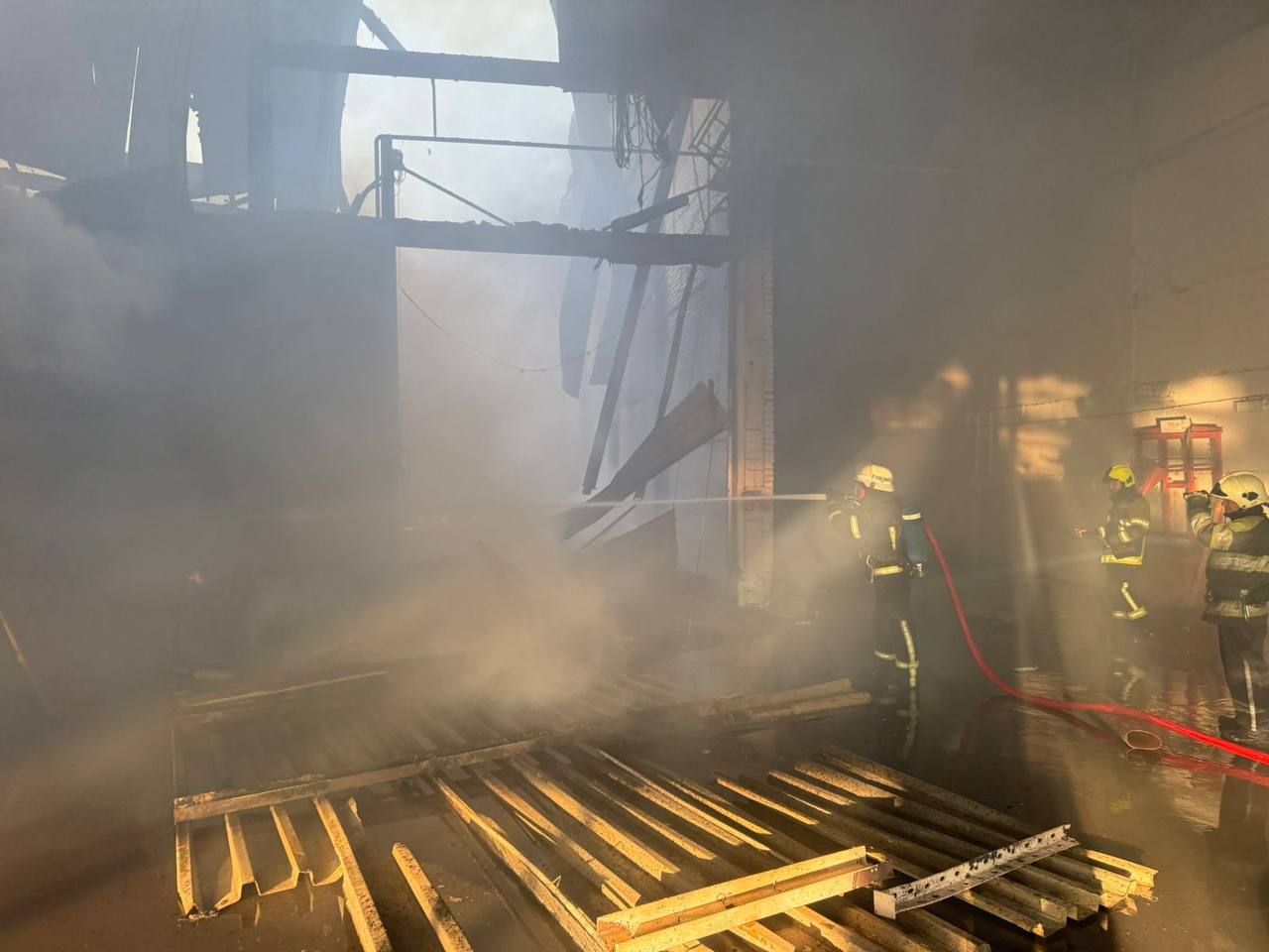 На Київщині триває ліквідація пожежі на меблевому підприємстві після атаки БпЛА