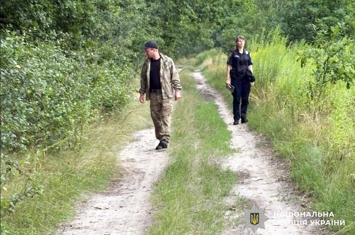 Чоловік із Житомирщини 5 днів провів у лісі без води та їжі, його пошуки ускладнювала негода