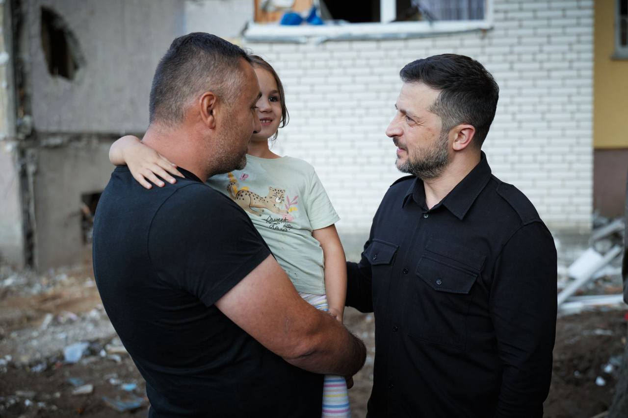 «Ніколи не пробачимо вбивств наших людей», – Зеленський приїхав до знищеного ракетою будинку в Києві - фото 4