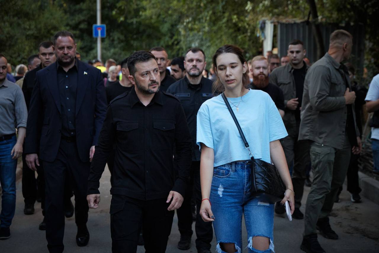 «Ніколи не пробачимо вбивств наших людей», – Зеленський приїхав до знищеного ракетою будинку в Києві - фото 3