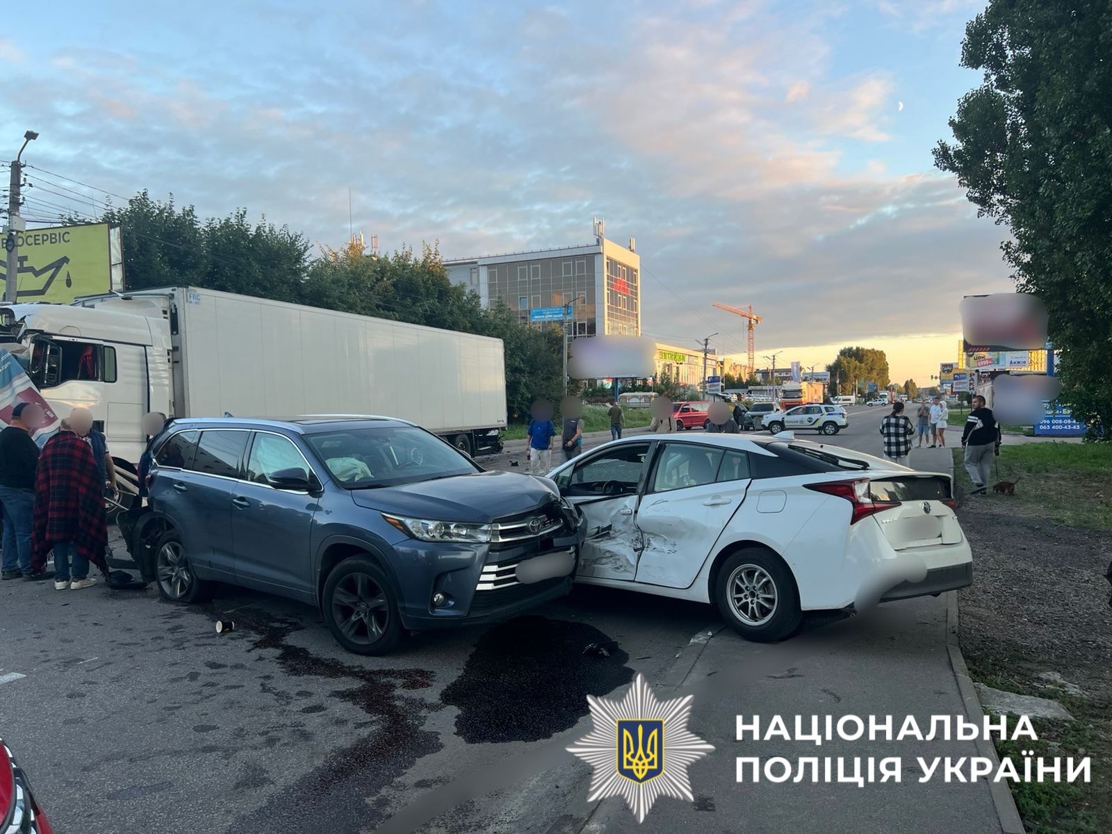 Масова аварія на Київщині: вантажівка пошкодила 5 авто - фото 2