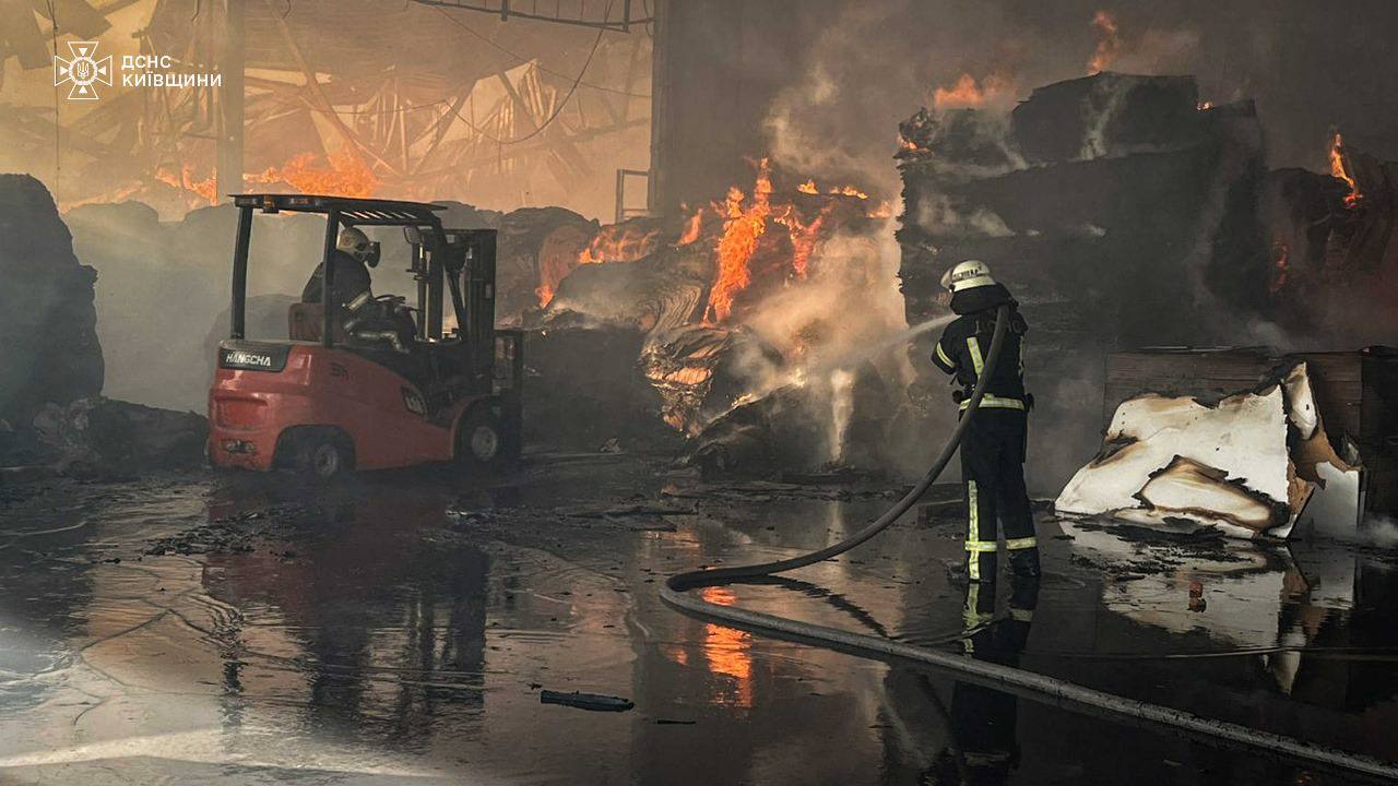 Понад добу тривала ліквідація масштабної пожежі на Київщині після ворожого удару. Відео - фото 2