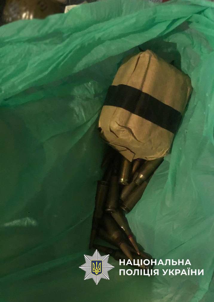 У столиці затримали чоловіка, який погрожував охоронцю ЖК гранатою й пістолетом - фото 2