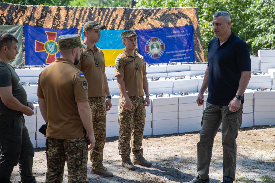 Тисячі дронів передали на фронт від громади Києва - фото 2