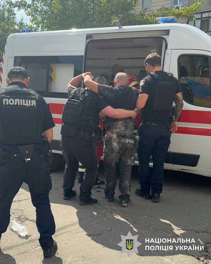 У столиці зловмисник пустив газ та підірвав квартиру, постраждав поліцейський