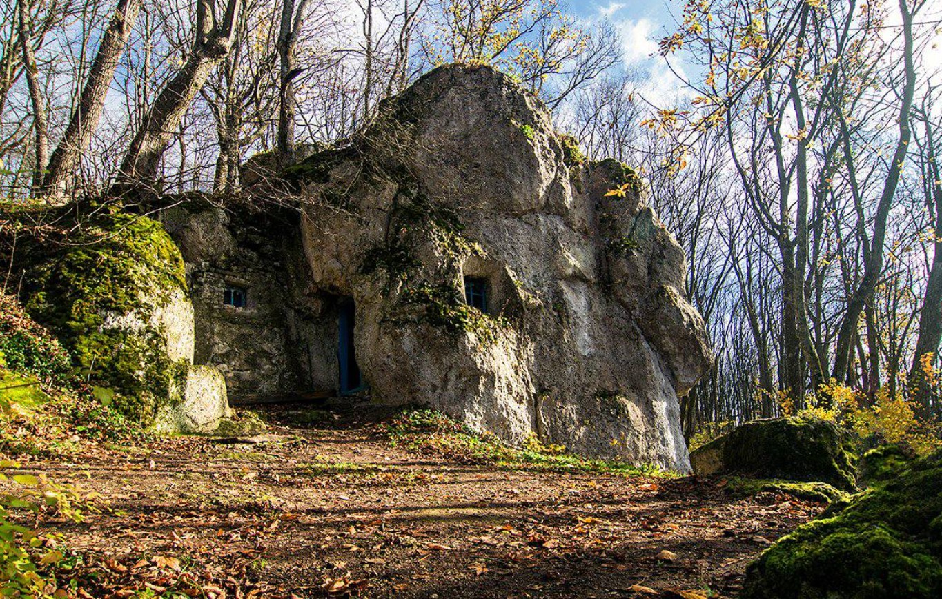 У печері на Тернопільщині поставили пластикові вікна - фото 4