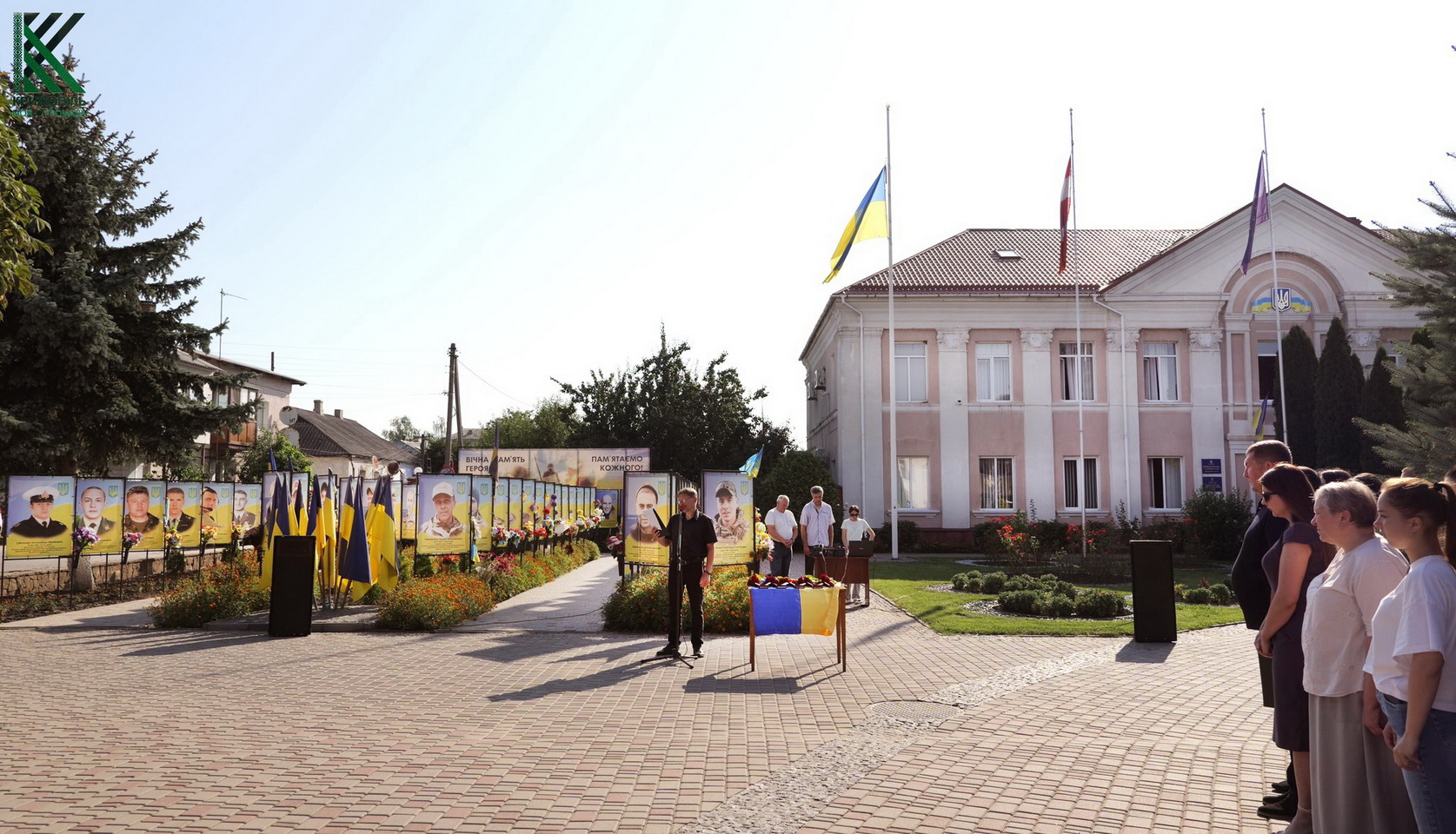 У громаді на Вінниччині рідним полеглих воїнів передали державні нагороди - фото 2