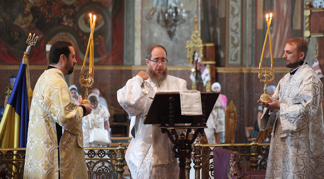 Яблучний Спас у Черкасах: в соборі помолилися за військо та мир в Україні - фото 8