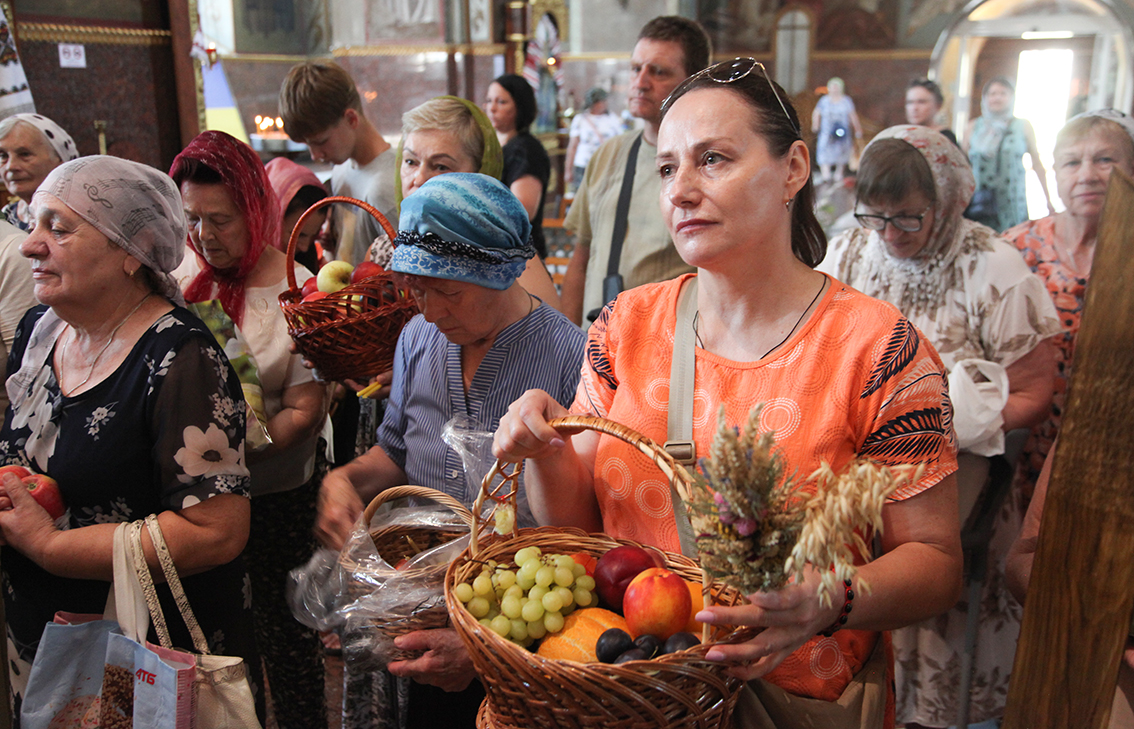 Яблучний Спас у Черкасах: в соборі помолилися за військо та мир в Україні - фото 7