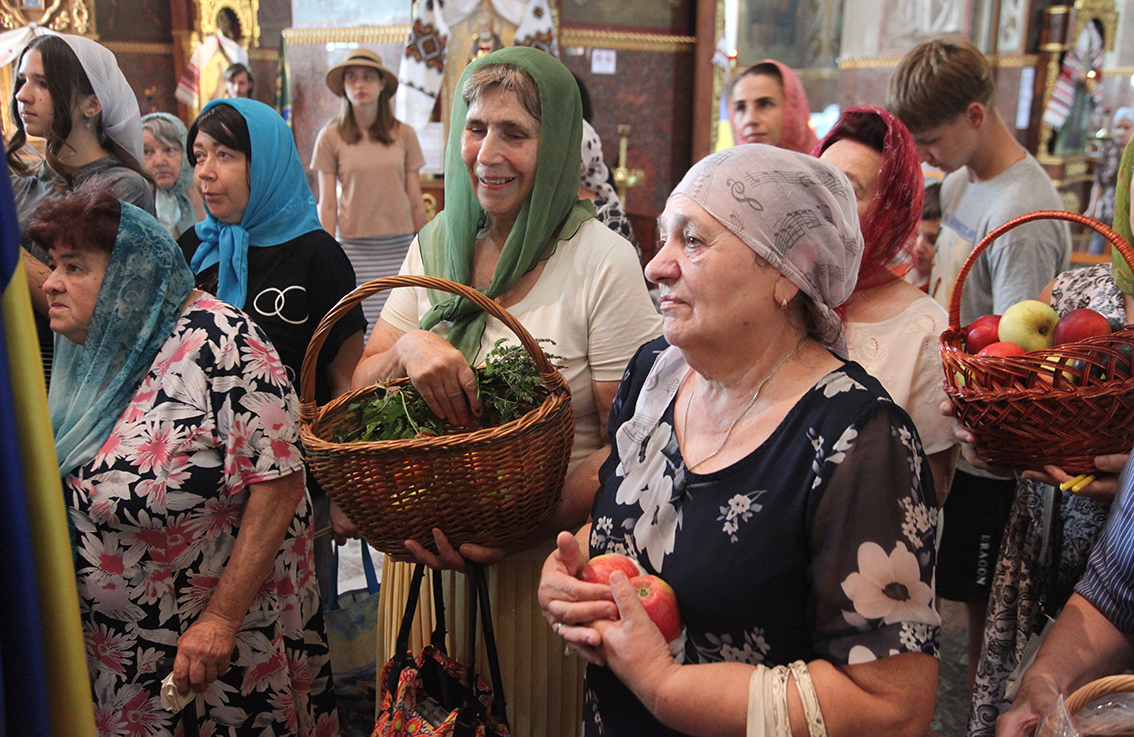 Яблучний Спас у Черкасах: в соборі помолилися за військо та мир в Україні - фото 2