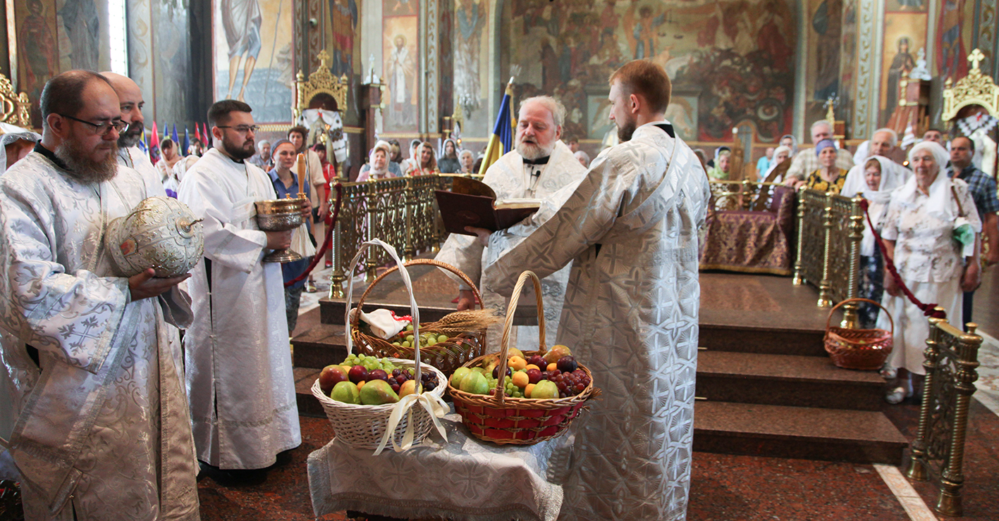 Яблучний Спас у Черкасах: в соборі помолилися за військо та мир в Україні