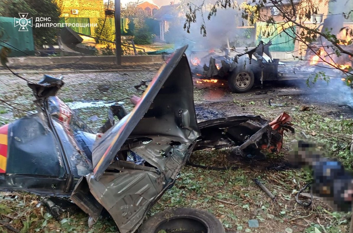 Нікополь у скорботі за жертвами обстрілу, серед яких молодий рятувальник - фото 2