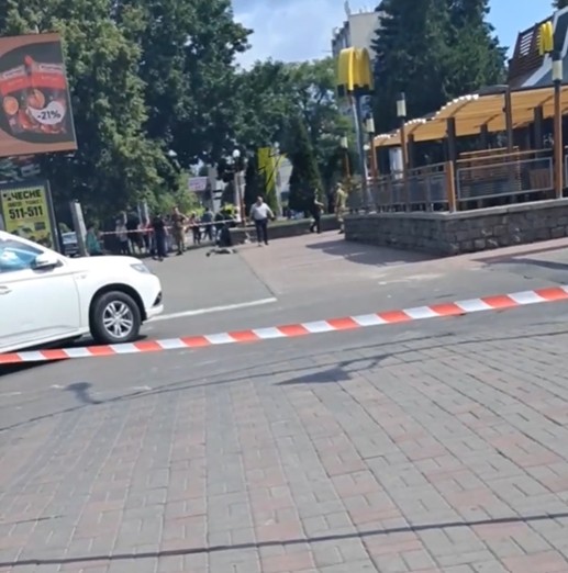 У центрі Черкас чоловік відкрив стрільбу в закладі харчування - фото 2