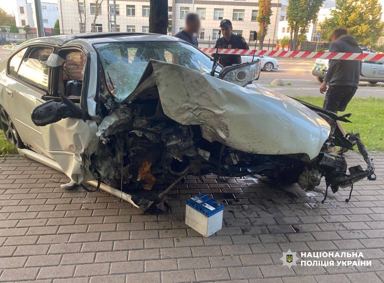 У Києві п’яний водій Subaru влетів у Куренівський парк та травмував двох жінок - фото 3