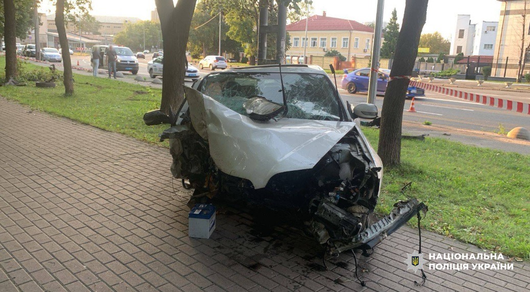 У Києві п’яний водій Subaru влетів у Куренівський парк та травмував двох жінок