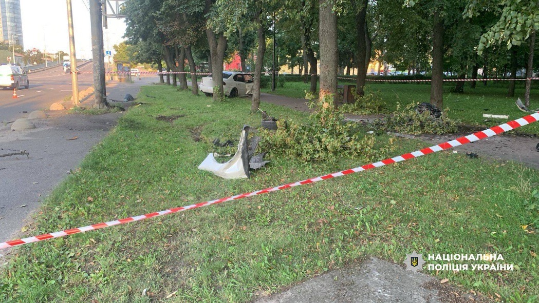 У Києві п’яний водій Subaru влетів у Куренівський парк та травмував двох жінок - фото 2