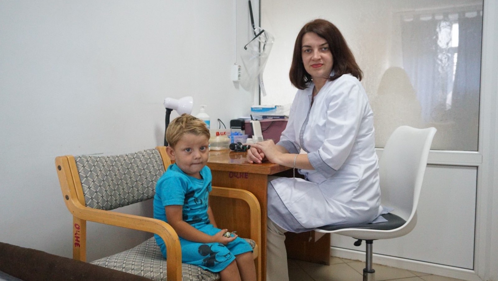 На Закарпатті врятували зір хлопчику, який заклеїв очі суперклеєм