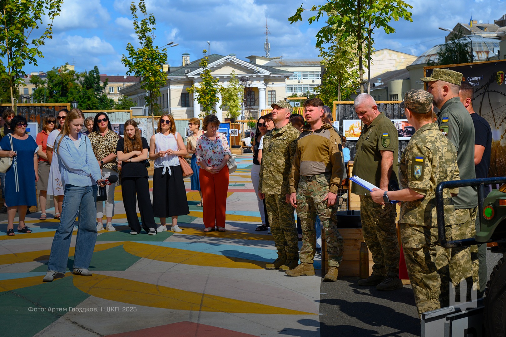 У Києві презентували фотовиставку-інсталяцію «Часів Яр. Вогнетривкі» - фото 2